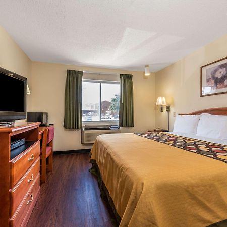 Super 8 By Wyndham Denton Hotel Exterior photo