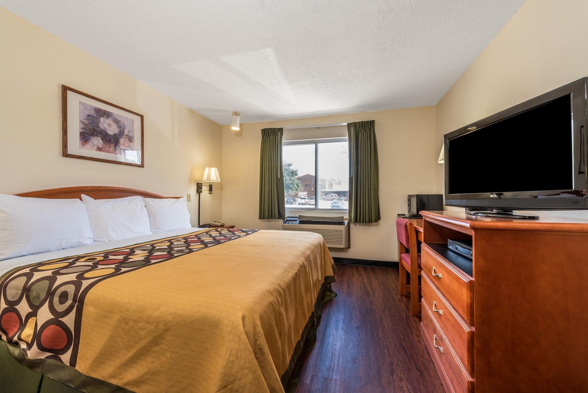 Super 8 By Wyndham Denton Hotel Exterior photo