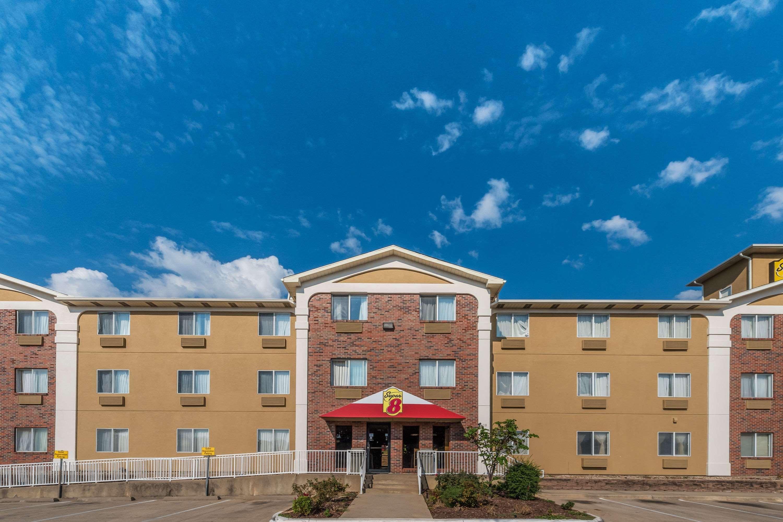 Super 8 By Wyndham Denton Hotel Exterior photo