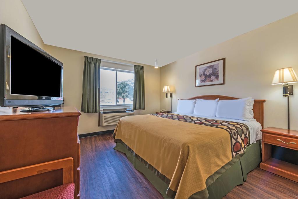 Super 8 By Wyndham Denton Hotel Exterior photo