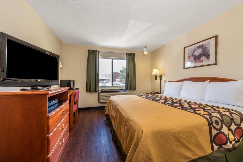 Super 8 By Wyndham Denton Hotel Exterior photo