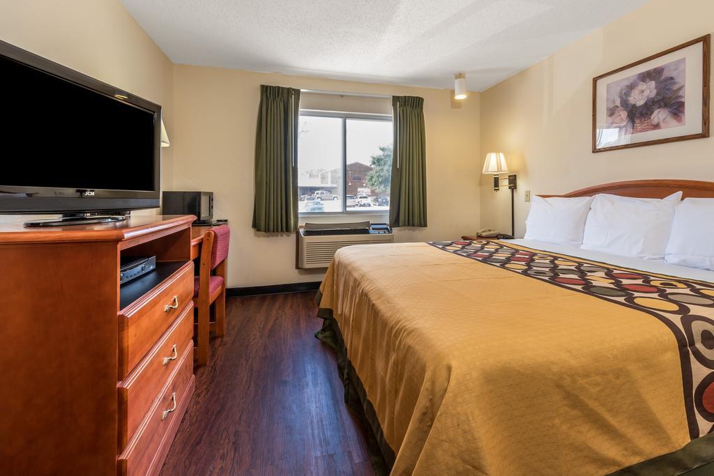 Super 8 By Wyndham Denton Hotel Exterior photo