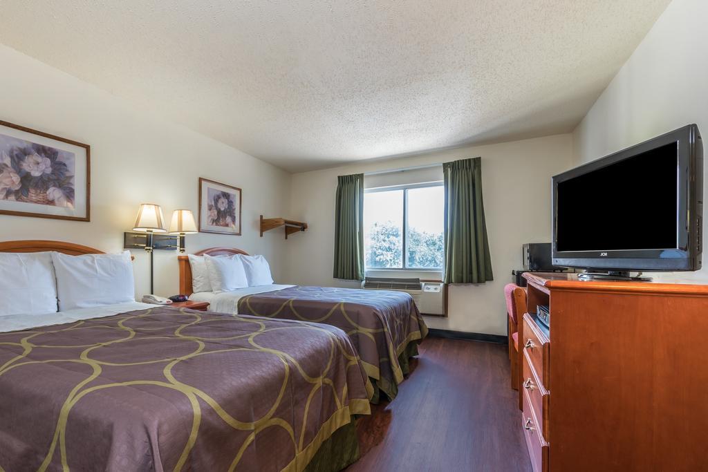 Super 8 By Wyndham Denton Hotel Exterior photo
